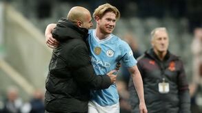 Guardiola nega conflito com De Bruyne e responde com ironia: «Acham que não gosto que ele jogue?»