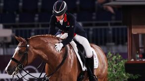 Campeã olímpica em dressage suspensa por chicotear cavalo