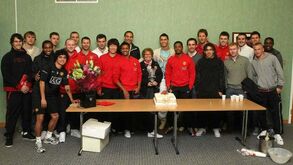 Kath Phipps distribuía abraços e sorrisos: as imagens da homenagem do Man. United 