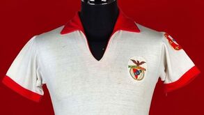 Camisola que Simões deu a Best leiloada por mais de 26 mil euros