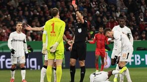 Primeira expulsão da carreira vale dois jogos de suspensão a Neuer