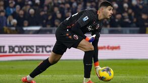 Guarda-redes têm 8 segundos para largarem a bola ou é assinalado canto: a nova regra que está a ser testada pelo IFAB