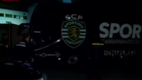 Fúria na chegada do autocarro do Sporting a Alvalade: tochas e petardos atirados por adeptos