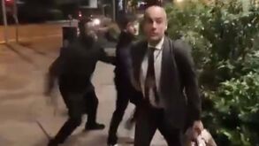 Tiveram de o agarrar: Guardiola perde a cabeça e reage a provocação de adepto