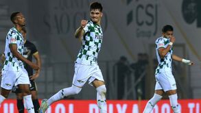 Dinis Pinto, o extremo que passou a lateral há 4 anos: «Olha, vais jogar mais atrás um bocado...»