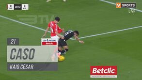 V. Guimarães pediu penálti neste lance: árbitro nada marcou