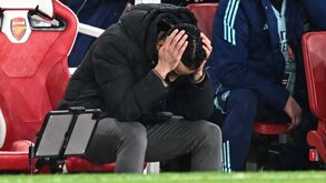 Gary Neville aconselha Amorim a pôr os olhos no treinador do Chelsea: «Escolhe um onze»