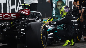 Com donuts e muita emoção à mistura: as imagens da última corrida de Hamilton pela Mercedes