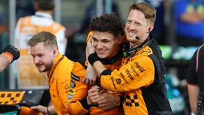 Festa rija em Abu Dhabi: McLaren celebrou assim a conquista do Mundial de construtores 26 anos depois