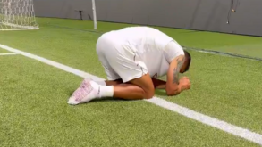 Thiago Silva percorre relvado de joelhos depois de Fluminense evitar a despromoção no Brasileirão