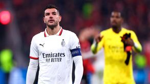 Renovação em cima da mesa: Milan vai reunir com Theo Hernández 