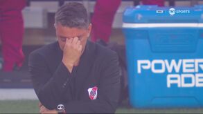 Emocionante: Marcelo Gallardo em lágrimas durante minuto de silêncio em memória do seu pai