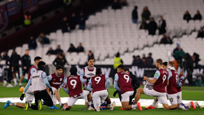 Jogadores do West Ham homenagearam Michail Antonio antes do jogo com o Wolves