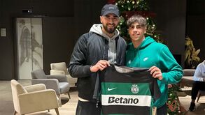 Jovens do Sporting que vão disputar a Youth League na Bélgica receberam a visita de João Silva