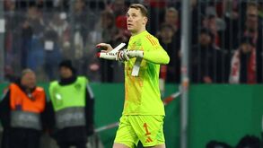 Manuel Neuer fratura costela e não joga mais este ano