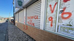 «Benfica ou morte»: Núcleo do Sporting da Quinta do Conde vandalizado