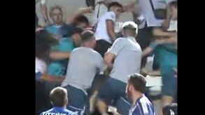 Caos total: jogadores do Vélez sobem bancada e lutam contra ultras para proteger as famílias