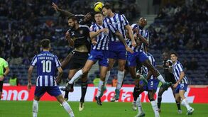 Adeptos casuals do FC Porto identificados e multados por tarjas exibidas na receção ao Casa Pia