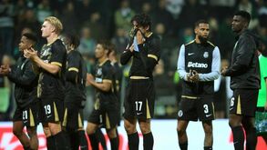 Sporting paga mais de 14 mil euros devido a pirotecnia, insultos a João Pereira e por um adepto... urinar na bancada