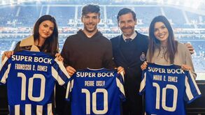 Gasly e Kika Cerqueira Gomes assistem ao FC Porto-Midtjylland e recebem camisolas especiais de Villas-Boas