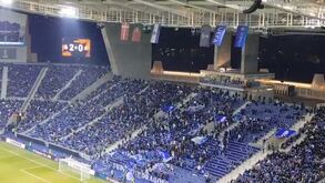 Super Dragões cantam por Pinto da Costa no regresso do ex-presidente ao Dragão