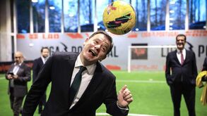 Dos toques na bola de Luís Montenegro às conversas entres presidentes e Proença: as imagens da inauguração da Arena Liga Portugal