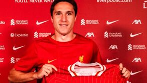 Arne Slot aborda ausência de Chiesa: «Não sei que rendimento vai ter»