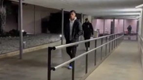 Adeptos do Valencia fazem espera à equipa no aeroporto após derrota: «Venham outros jogadores!»