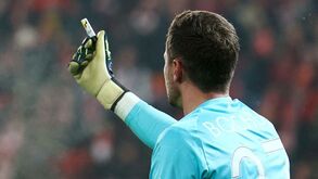 Enorme fairplay na Bundesliga: guarda-redes é atingido por isqueiro e equipas decidem parar de atacar