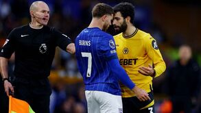 Ânimos exaltados no final do Wolverhampton-Ipswich: Aït-Nouri levado à força para fora do relvado