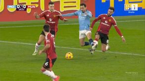 Três portugueses, dois no chão e um a reclamar: o momento com Bernardo, Bruno Fernandes e Dalot no City-United