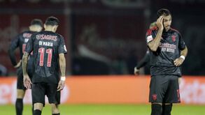 Apupos e aplausos após o fim do jogo na Vila das Aves