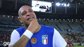 Adriano Imperador 'desaba' em lágrimas ao ouvir no Maracanã voz do pai recriada por IA
