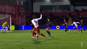 A opinião de Iturralde González: Devenish devia ter visto dois amarelos, penálti por assinalar contra o Benfica e outro a favor do Sporting