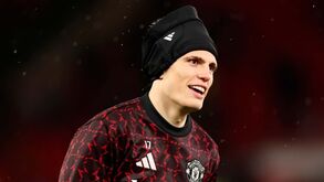 'Toupeira' no balneário do Man. United: adeptos desconfiam de Garnacho