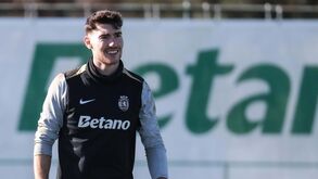 Franco Israel seguro na baliza do Sporting