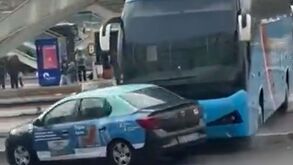 Autocarro desgovernado abalroa táxi, destrói esplanada e choca contra montras na Gare do Oriente