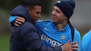 Thiago Silva visita treino do Chelsea e adeptos pedem-lhe para ficar