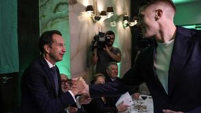 O cumprimento entre Varandas e Gyökeres e o beijo a João Simões: Prémios Stromp reúnem a família sportinguista