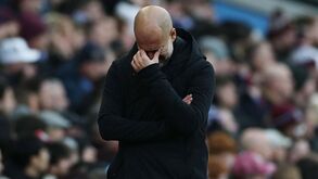 De mãos na cabeça e à beira de um ataque de nervos: as imagens do desespero de Guardiola no Aston Villa-Man. City 