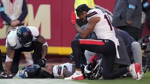 Wide receiver dos Houston Texans sofre lesão arrepiante: colegas ficam à beira das lágrimas