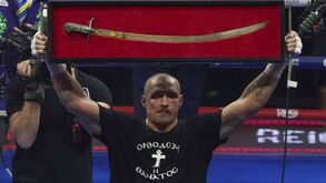 Oleksandr Usyk mantém títulos na categoria de pesos pesados