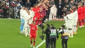 Emocionante: Jesús Navas retirou-se do futebol e recebeu homenagem de todo o Santiago Bernabéu