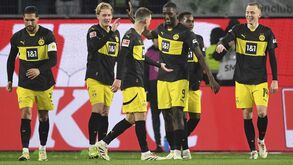 Borussia Dortmund bate Wolfsburgo e sobe ao 6.º lugar da Bundesliga