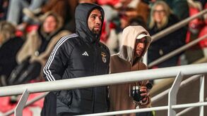 Otamendi chegou e foi logo ao Seixal ver os 'bês' do Benfica: Di María, Rollheiser, Bruno Lage e Rui Pedro Braz também presentes