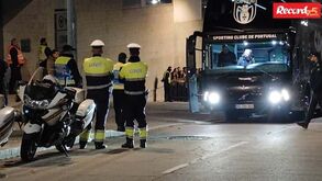 Mais contestação em Barcelos: Insultos a João Pereira quando o treinador entrava no autocarro e um cigarro eletrónico foi arremessado