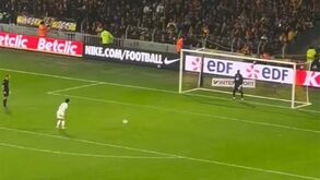 Paris SG teve de ir aos penáltis para avançar na Taça e Vitinha deixou esta maravilha