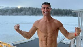 Cristiano Ronaldo só de boxers na Lapónia e a... tomar banho na rua: «Estão 20 graus negativos!»