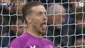 A estratégia de Pickford para distrair Haaland: guarda-redes do Everton defende penálti