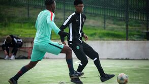 Jovens da formação do Sporting fazem visita especial a centro educativo